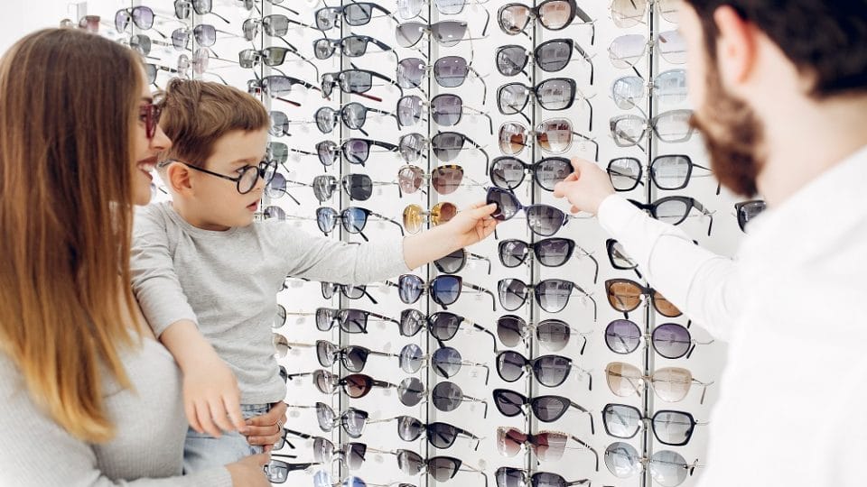 mother-with-little-son-in-the-glasses-store-960x540